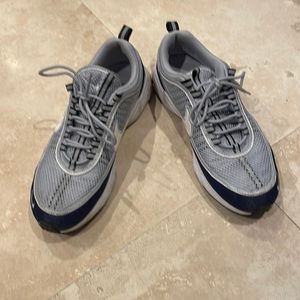 Nike spiridon size 13